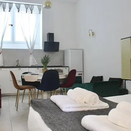 Ample 2-br Space 1 Min To Romolo M2 米兰
