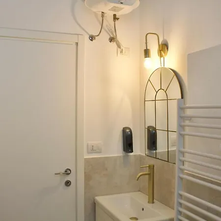 Ample 2-br Space 1 Min To Romolo M2 아파트