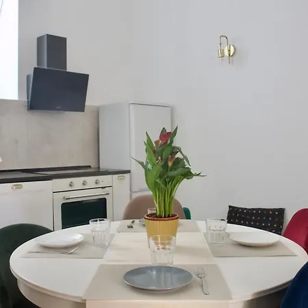 Ample 2-br Space 1 Min To Romolo M2 公寓